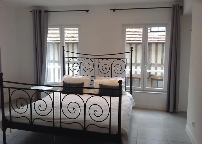 Le Fond De La Cour Bed & Breakfast 3*