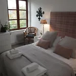 Le Fond De La Cour Bed & Breakfast 4*