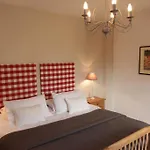 Le Fond De La Cour Bed & Breakfast 4*