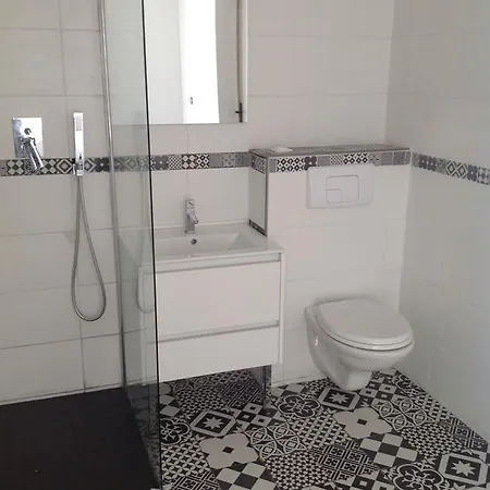 Le Fond De La Cour Nocleg ze śniadaniem 3*