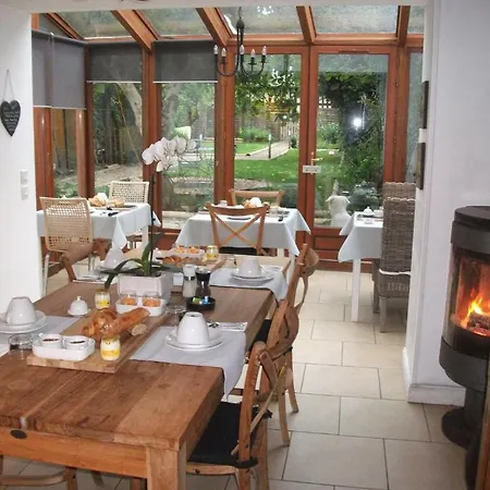 Le Fond De La Cour Bed & Breakfast 3*