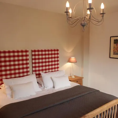 Le Fond De La Cour Bed & Breakfast 3*