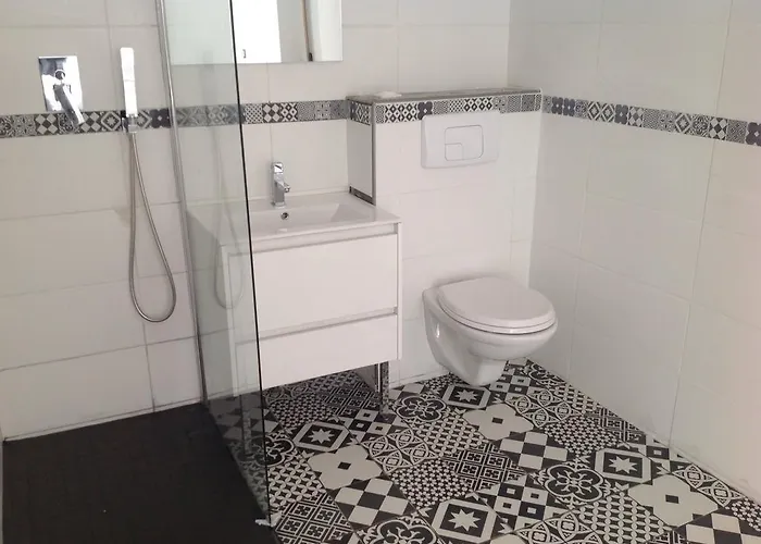 Le Fond De La Cour Ονφλέρ