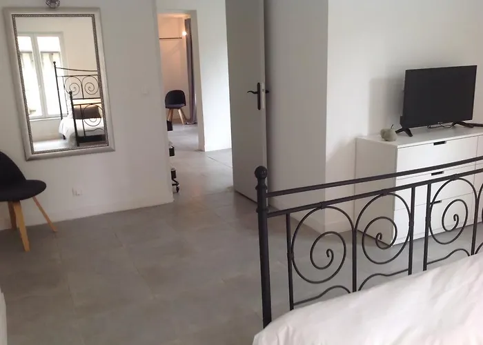 Le Fond De La Cour Oda ve Kahvaltı Honfleur