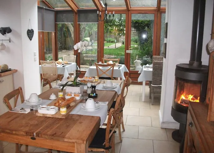 Le Fond De La Cour Bed and Breakfast 3*